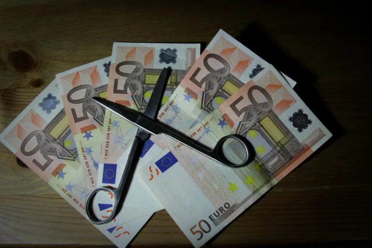 Απόλυτος αιφνιδιασμός! Έρχονται κατασχέσεις – εξπρές για χρέη σε ΔΕΚΟ και τράπεζες! «Ξηλώνουν» το φορολογικό απόρρητο
